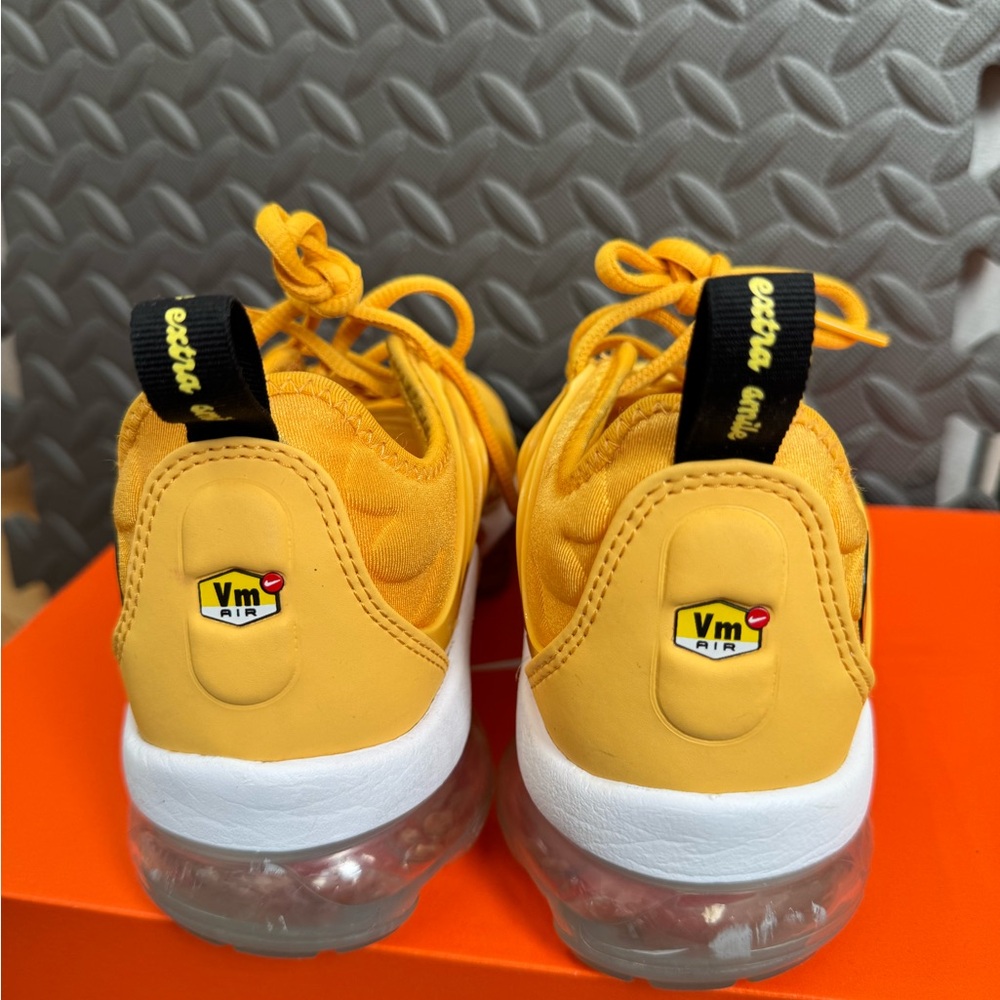 Nike Women’s Vibrant Yellow Air Vapormax Pro Shoes - Picture 6 of 10